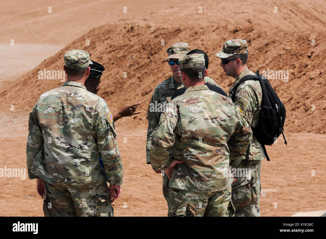 Des soldats du 1er bataillon du 149e Infantry rencontrer des membres de la Gendarmerie et de recevoir une visite de la Gendarmerie Centre de formation à Djibouti pour soutenir le Programme de partenariat entre l'état de la Garde nationale du Kentucky et de la nation de Djibouti le 26 septembre 2017. (U.S. Photo de la Garde nationale par la CPS. Sarah Gossett) Banque D'Images