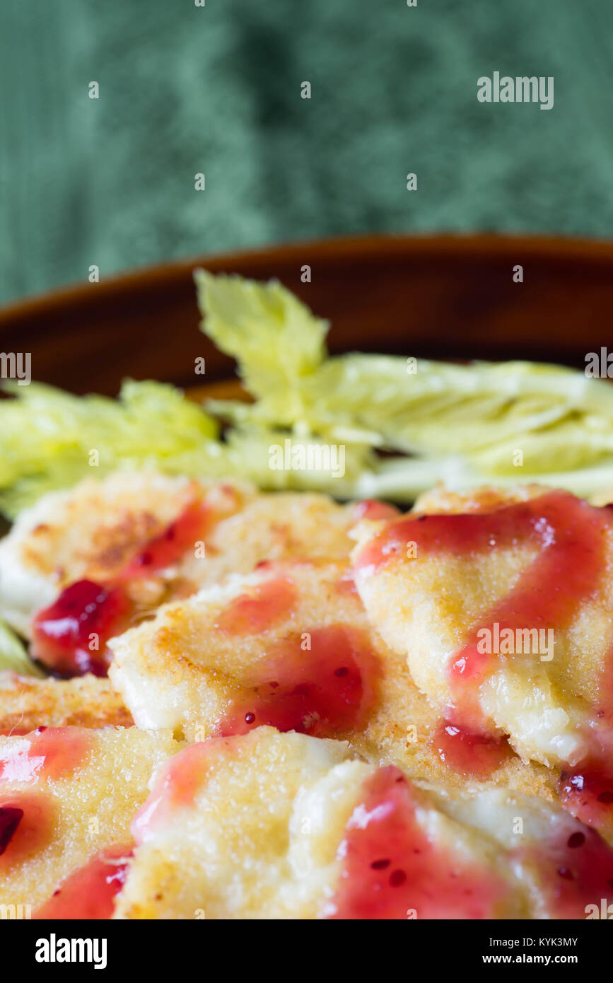 Fromage Mozzarella frit avec de la confiture de canneberges sur la plaque Banque D'Images