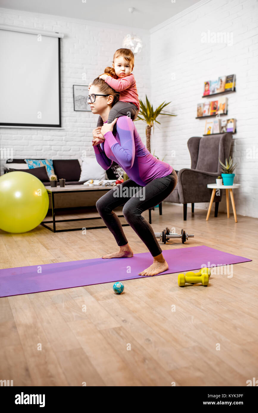 Mere De Faire Du Sport Avec Son Bebe Photo Stock Alamy