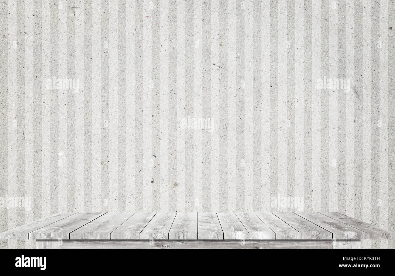 Table en bois blanc sale près de papier peint. Banque D'Images
