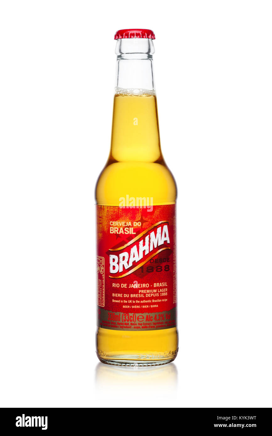 Londres, Royaume-Uni - 10 janvier 2018 froid : bouteille de bière brésilienne Brahma sur fond blanc. A été fondée en 1888. Banque D'Images