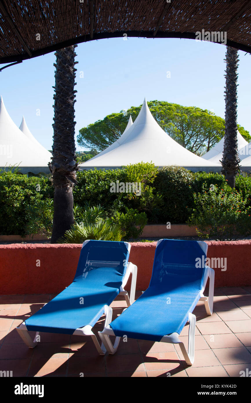 Deux chaises longues en face de tentes dans le parc de l'hôtel Dei marres à Saint Tropez, France Banque D'Images