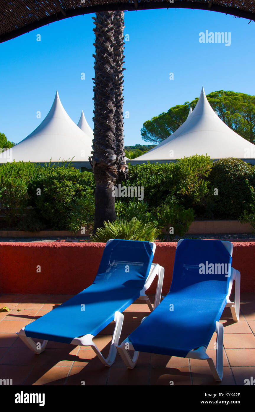 Deux chaises longues en face de tentes dans le parc de l'hôtel Dei marres à Saint Tropez, France Banque D'Images
