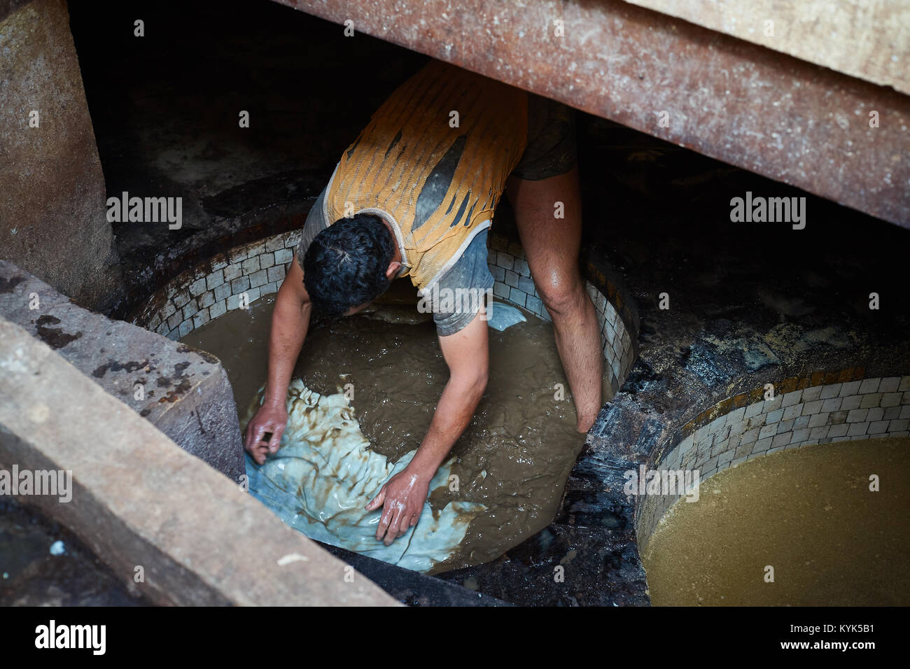 Tanner au travail, le tannage du cuir, Fes, Maroc Banque D'Images