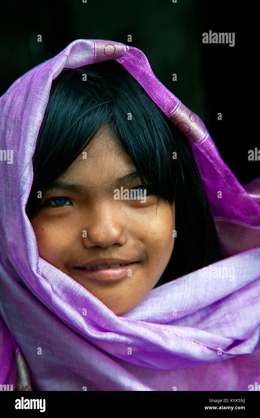 Jeune fille aux yeux bleus de la minorité Cham vivant près de près de Phan Rang, le centre du Vietnam. Banque D'Images