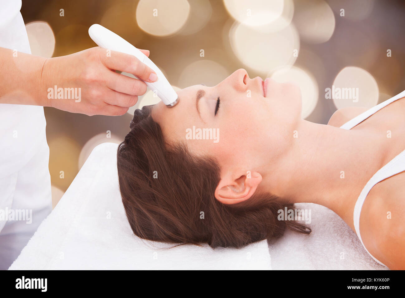 Close-up of a young woman détendue subissant un traitement de Microdermabrasion Sur le front Banque D'Images Close-up of a young woman détendue subissant un traitement de Microdermabrasion Sur le front Banque D'Images