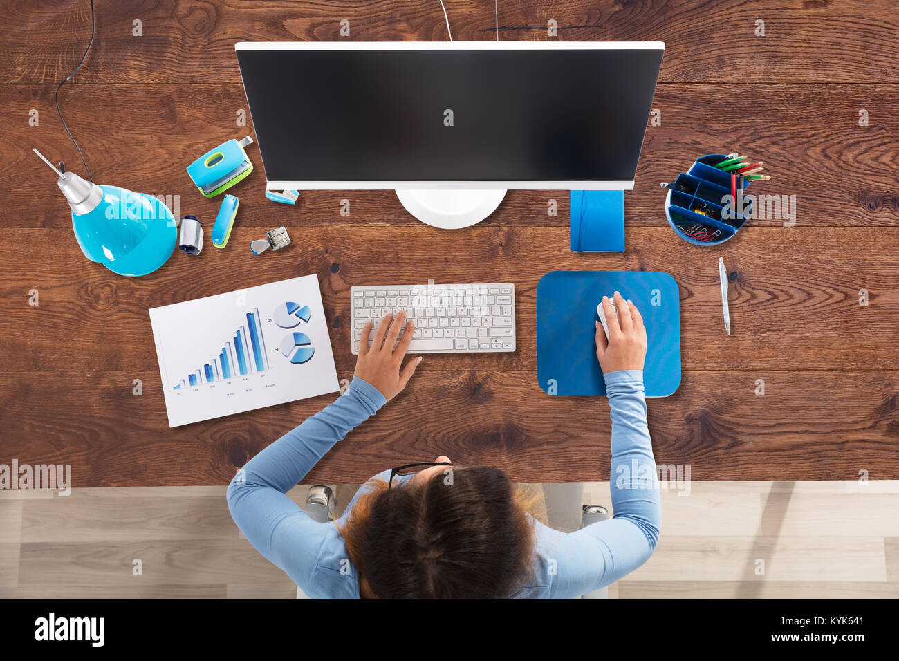 Portrait d'une femme à l'aide d'Ordinateur avec écran noir sur blanc 24 Banque D'Images