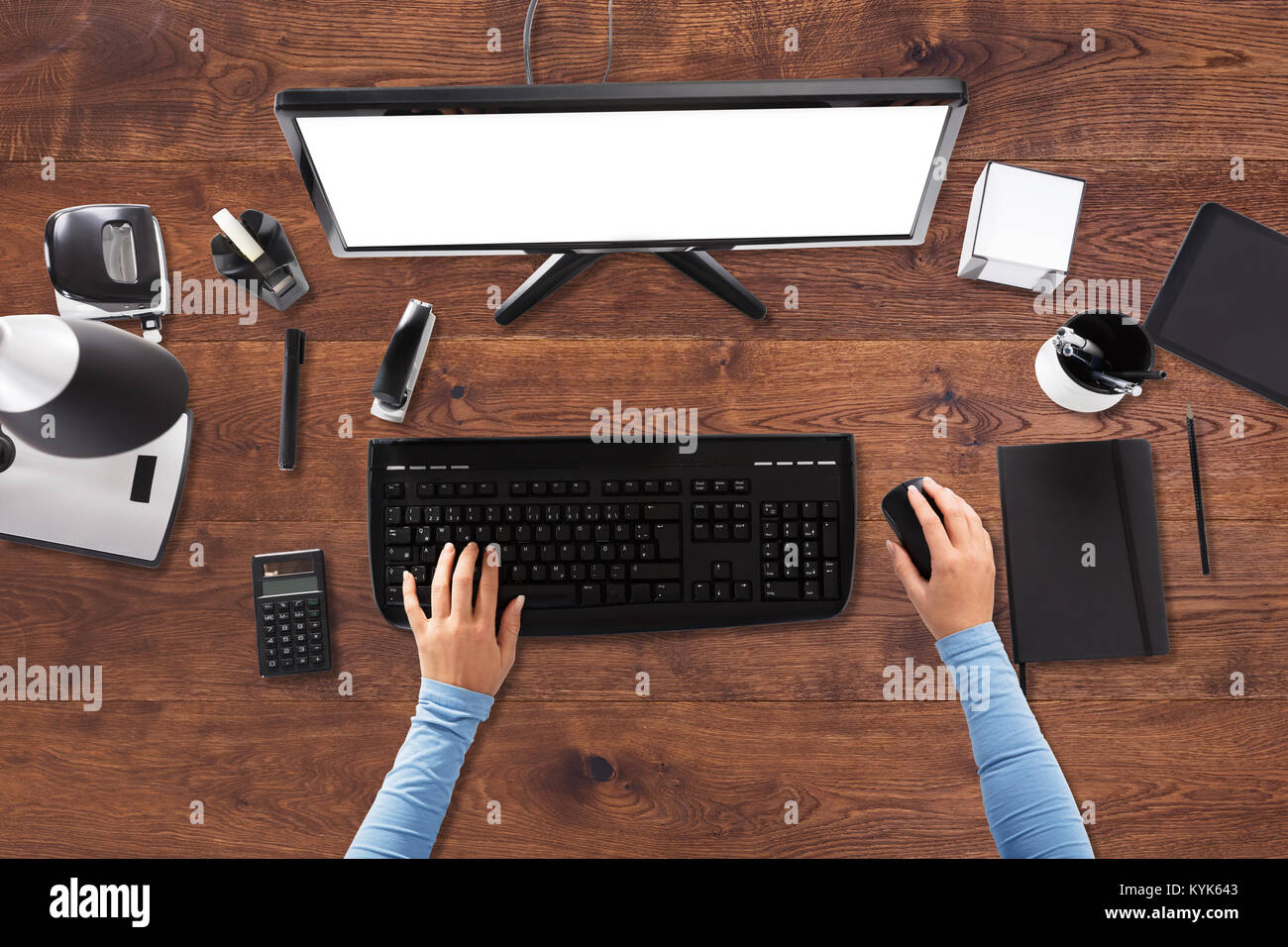 Portrait d'une femme à l'aide d'Ordinateur avec écran noir sur blanc 24 Banque D'Images