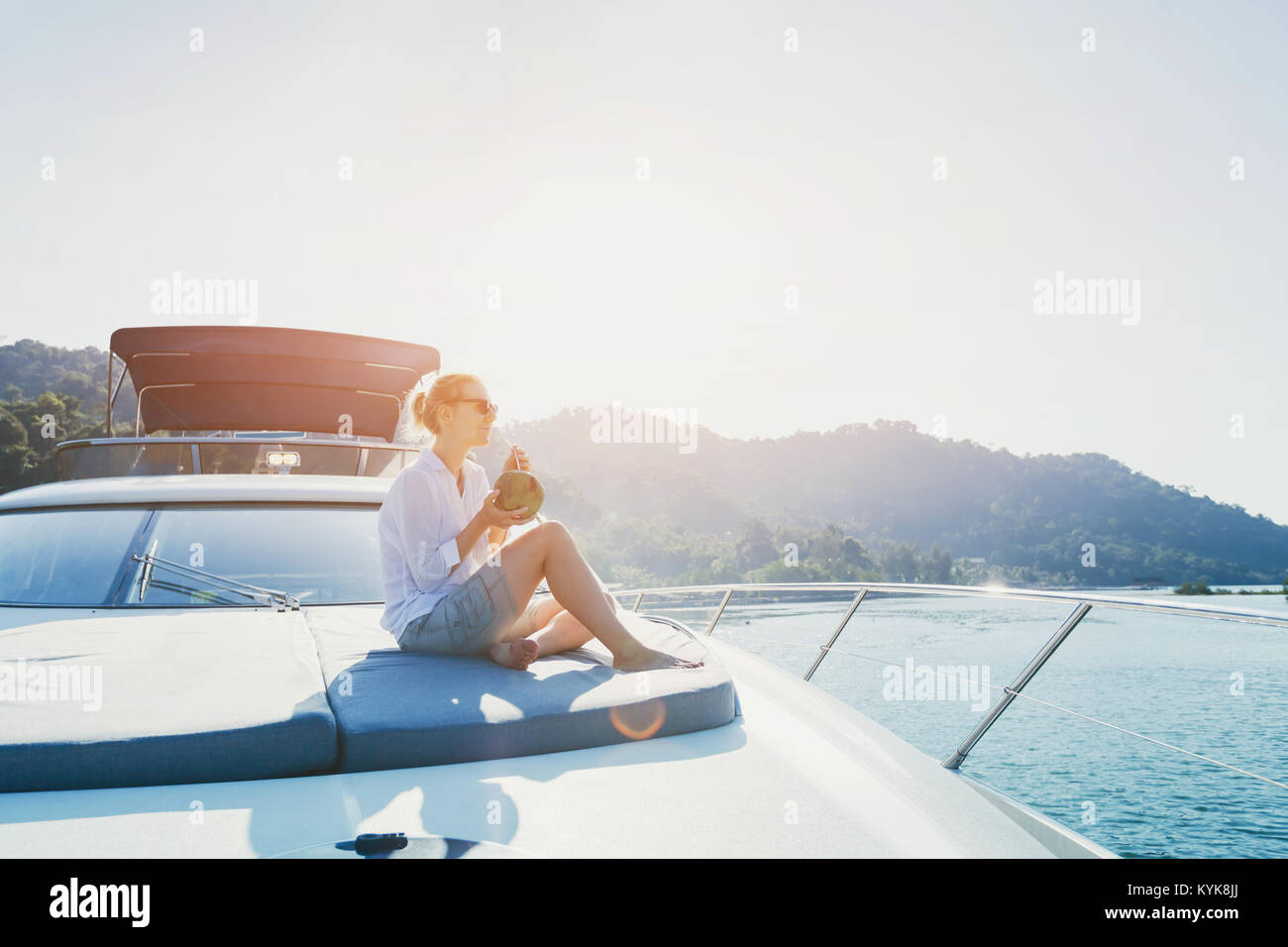 Woman enjoying sunset voyage à bord du yacht luxuious, croisière de luxe en mer sur le bateau de voyage Banque D'Images