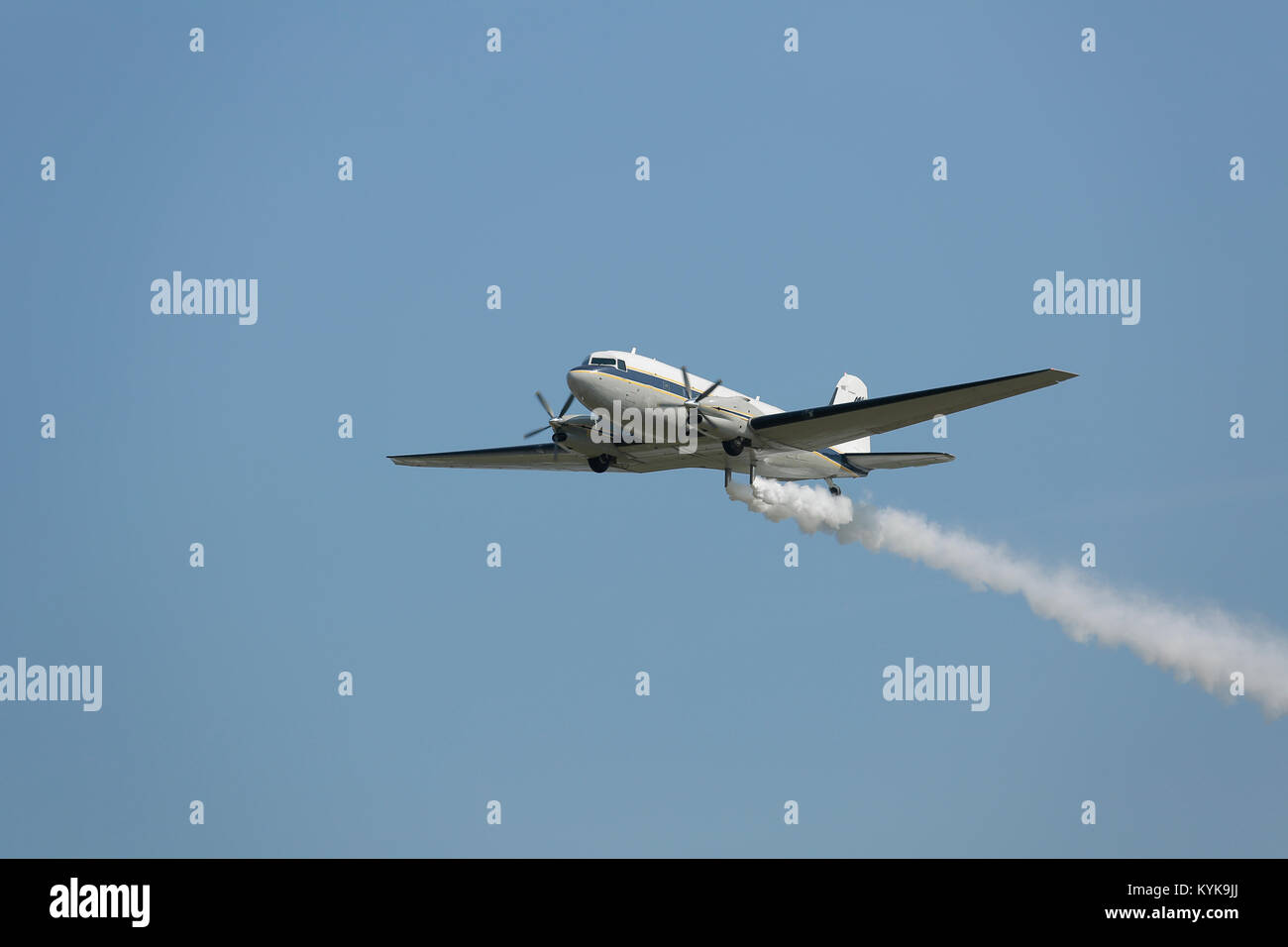 Avion avec la fumée. Banque D'Images