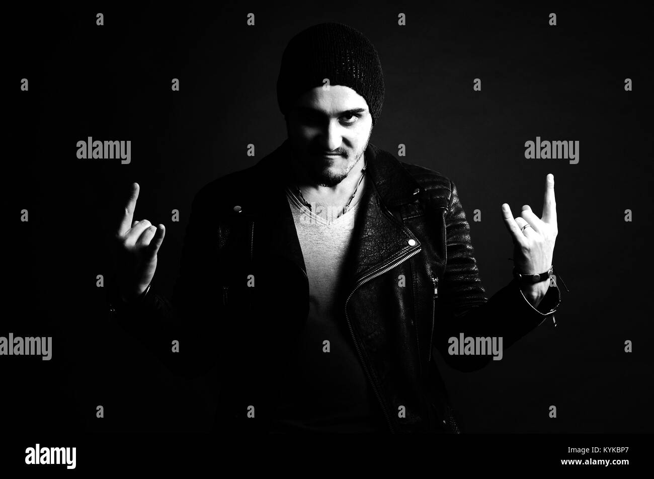 Chanteur Rock portrait, avec veste en cuir et une Cool attitude on black background, studio shot Banque D'Images