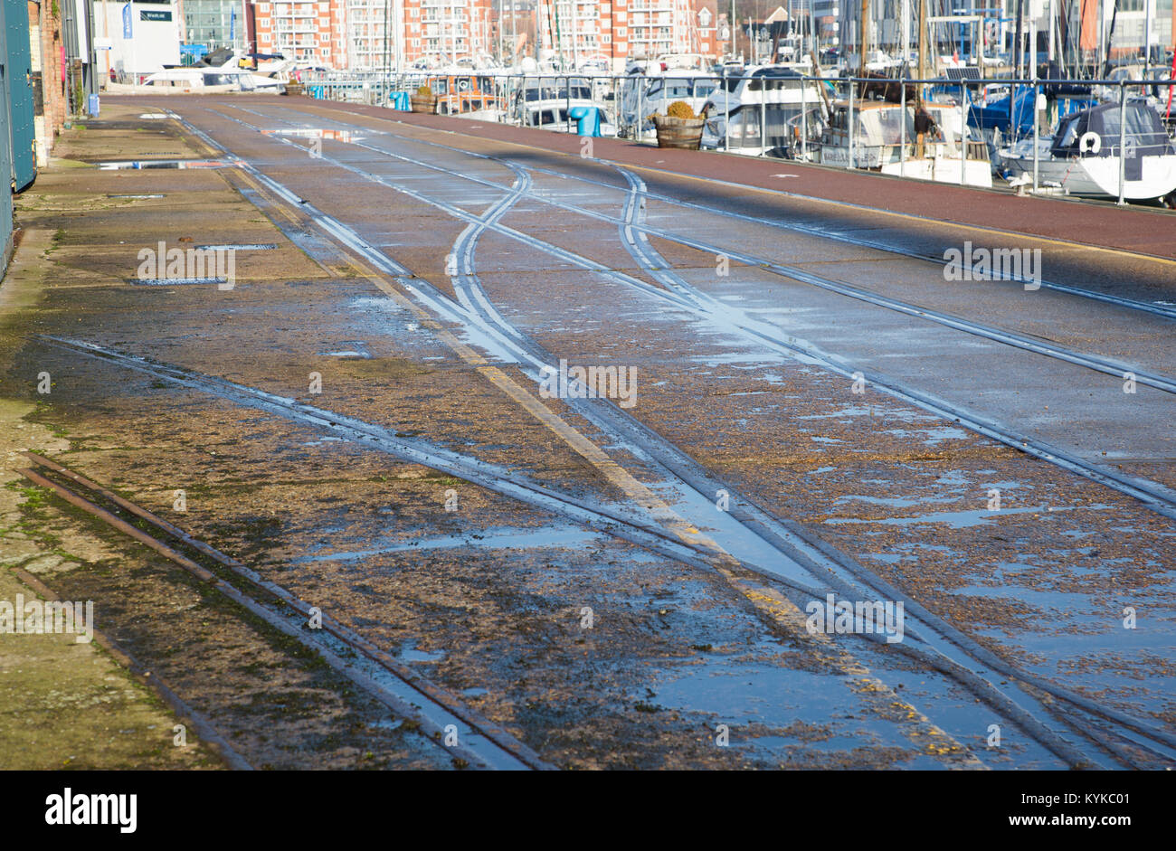 Ancienne voie ferroviaire sur quai lignes humides au bord de l'eau Station d'Ipswich Ipswich, réaménagement, Suffolk, Angleterre, RU Banque D'Images