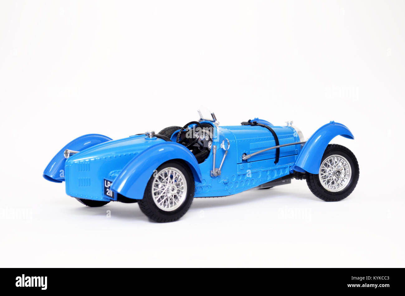 Photo d'une vieille voiture de sport Bugatti classique isolée avec un fond blanc. Banque D'Images