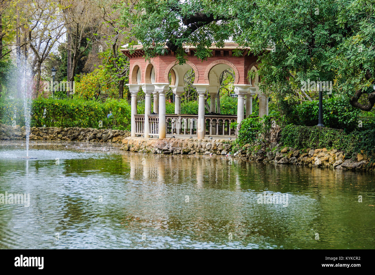 Petit étang dans le parc Maria Luisa dans la capitale andalouse, Séville en Espagne Banque D'Images