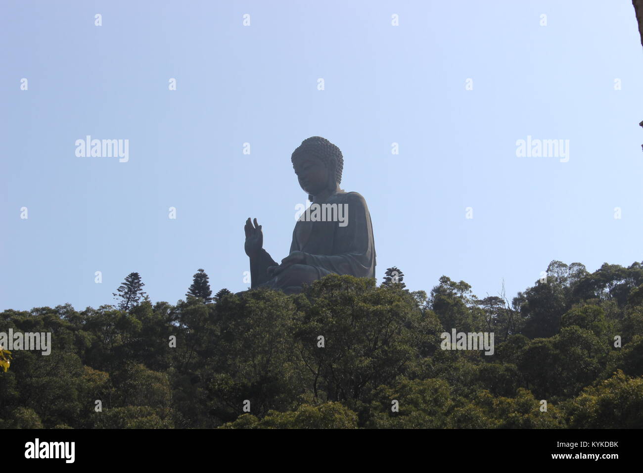 Big Buddha sur l'île de Lantau, à Hong Kong. Le pèlerin dans le soleil Banque D'Images