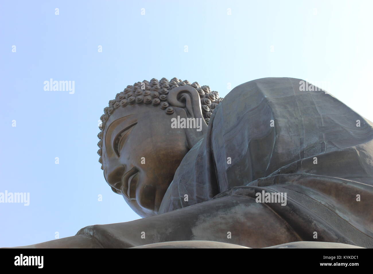Big Buddha sur l'île de Lantau, à Hong Kong. Le pèlerin dans le soleil Banque D'Images