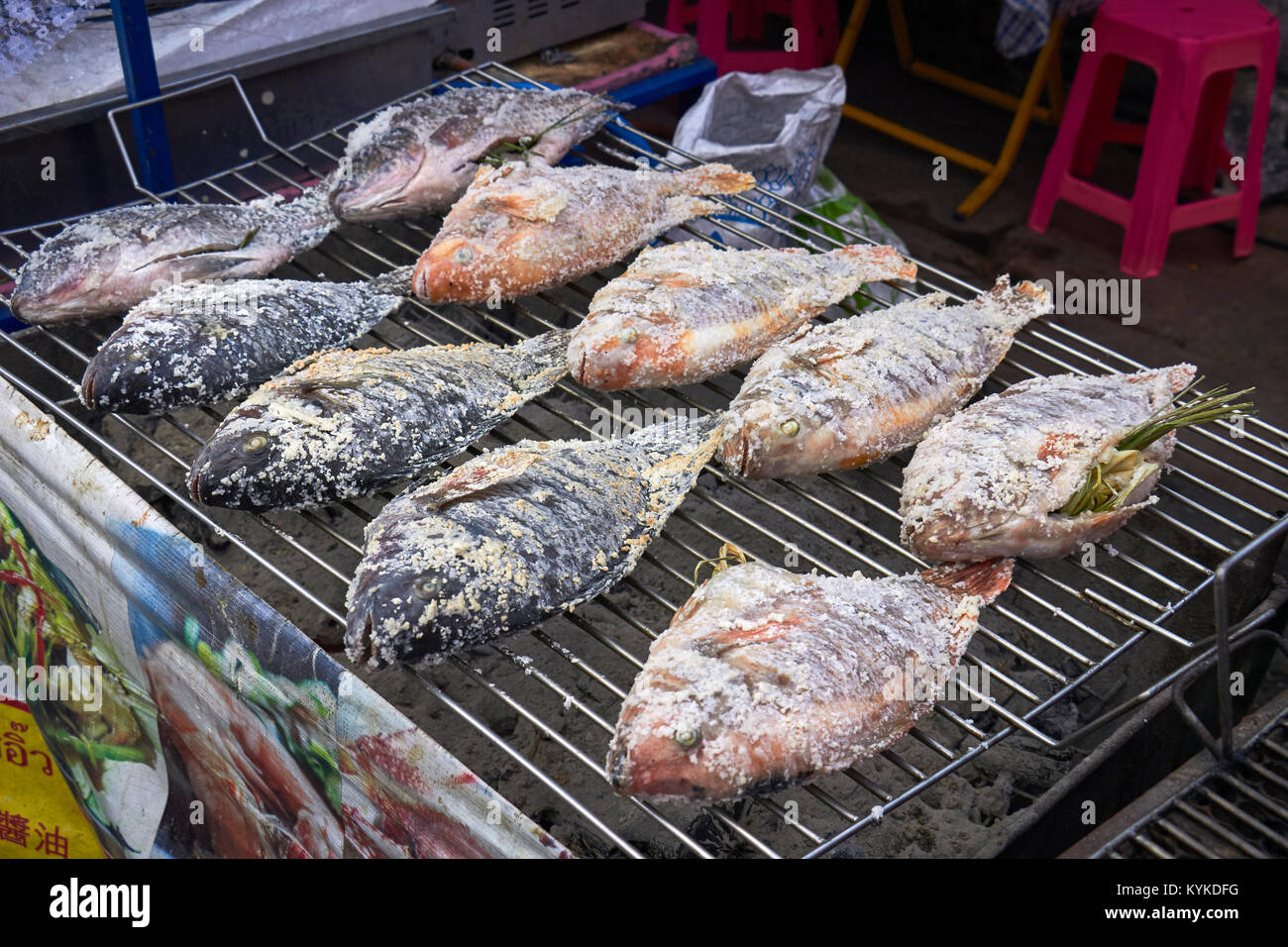 La torréfaction du poisson sur un grill, Vieille Ville, Chiang Mai, Thaïlande Banque D'Images