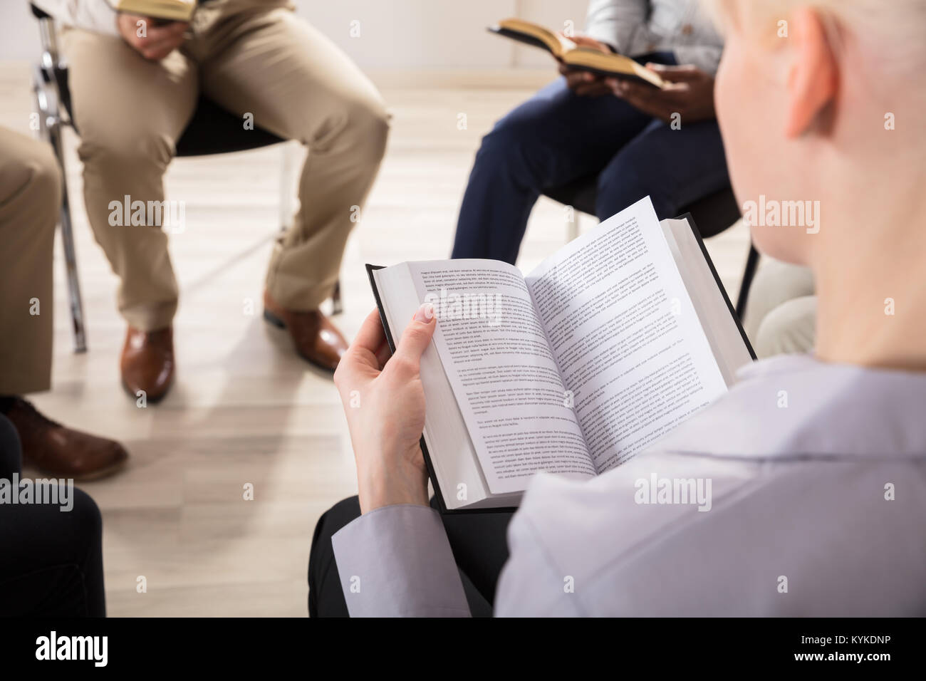 Close-up of a Woman Reading Bible dans le groupe Banque D'Images