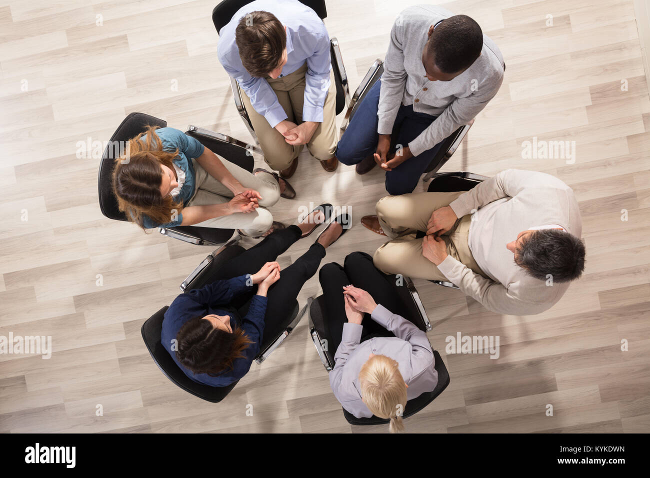 Vue de dessus de diverses personnes assis sur une chaise en cercle Banque D'Images