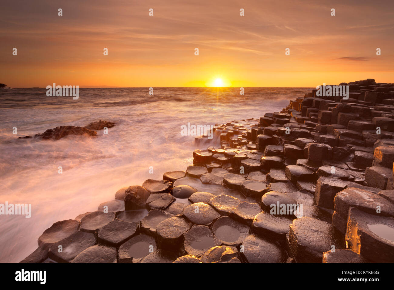 Coucher de soleil sur la roche de basalte de la Chaussée des géants sur la côte nord de l'Irlande du Nord. Banque D'Images
