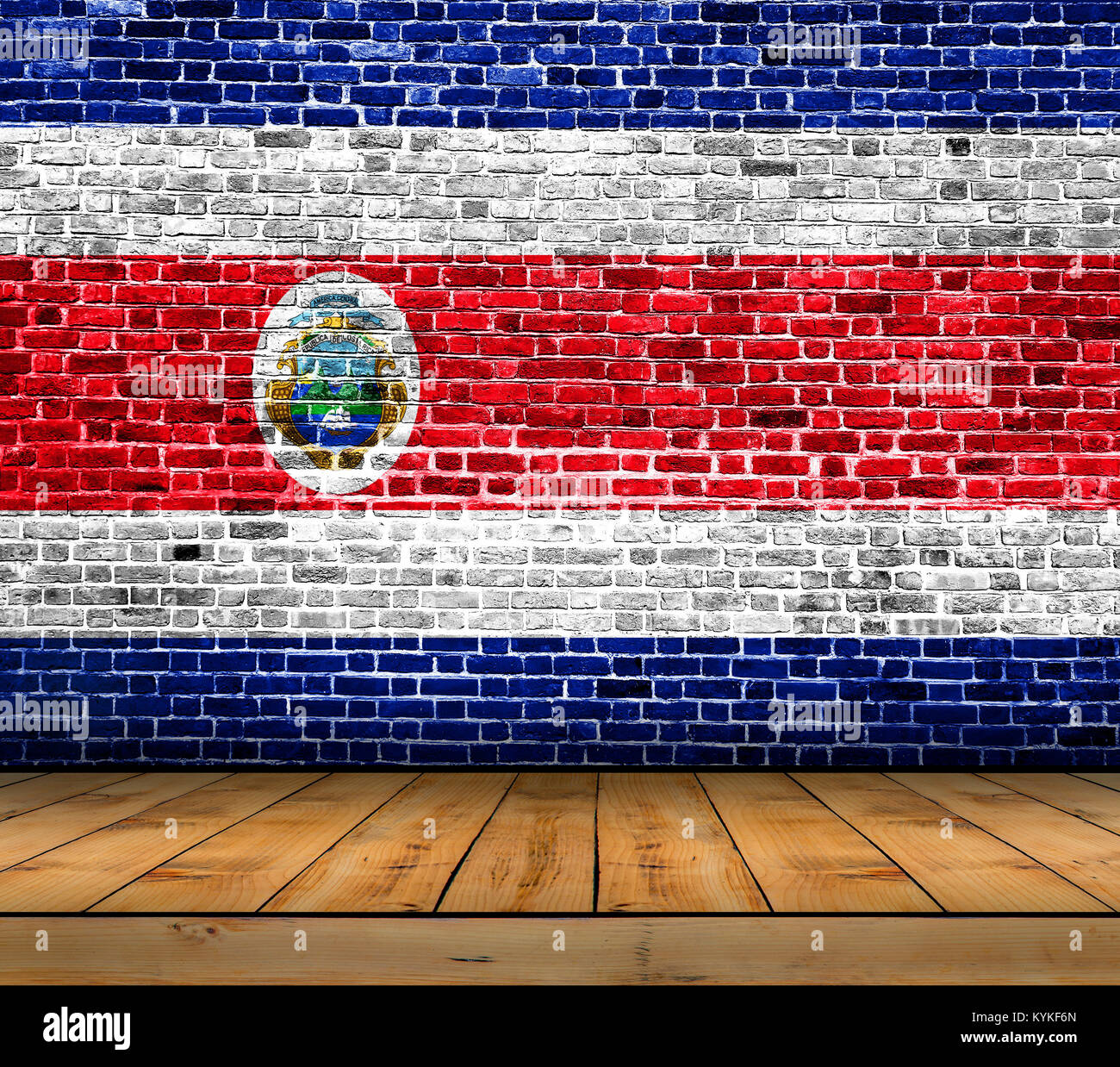 Costa Rica drapeau peint sur mur de briques avec plancher en bois Banque D'Images