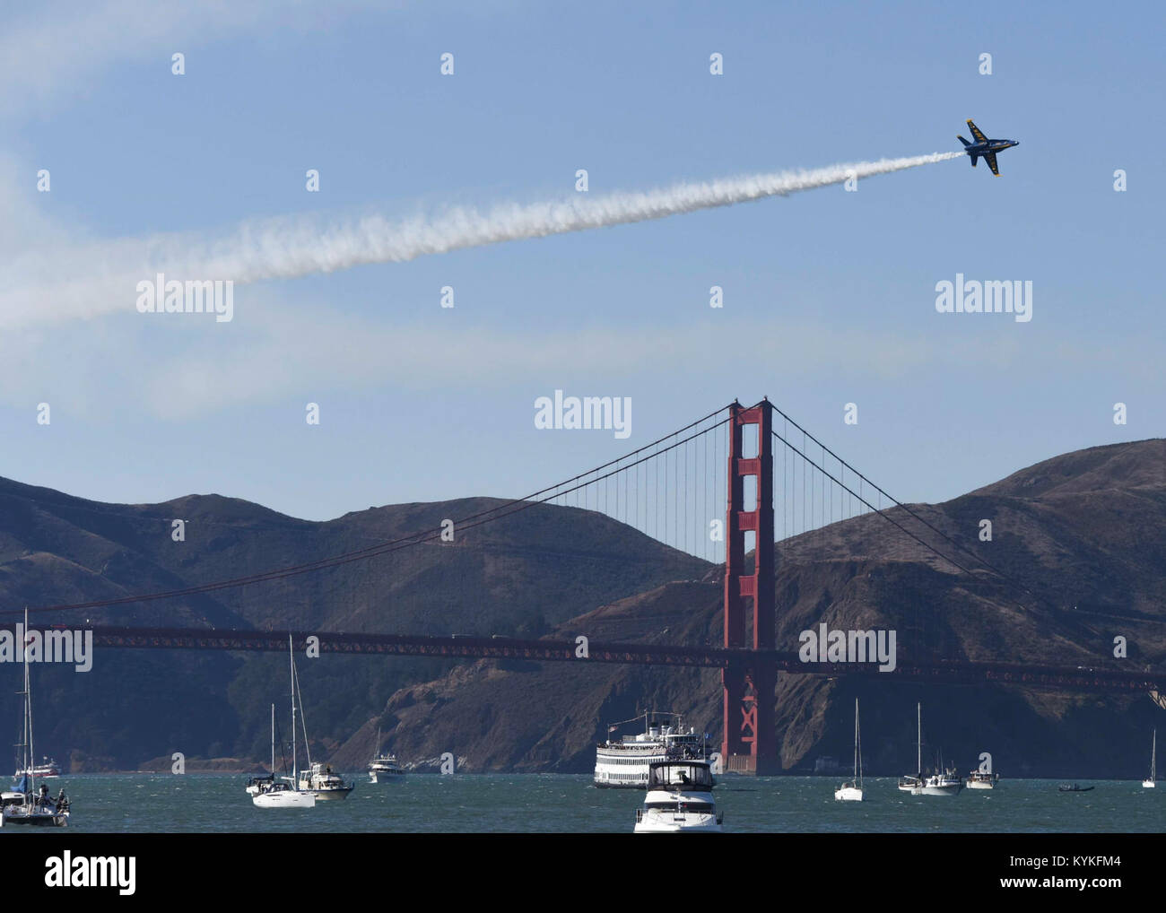 SAN FRANCISCO (oct. 6, 2017) l'escadron de démonstration en vol de la Marine américaine, les Blue Angels, effectuer au cours de la Fleet Week 2017 San Francisco. La Semaine de la flotte offre au public l'occasion de rencontrer des marins, marines, et des membres de la Garde côtière, et d'acquérir une meilleure compréhension de la façon dont le soutien des services de la défense nationale des États-Unis et de la liberté des mers. (U.S. Photo par marine Spécialiste de la communication de masse 2e classe Kory Alsberry/relâchée)171006-N-JO908-313 Banque D'Images