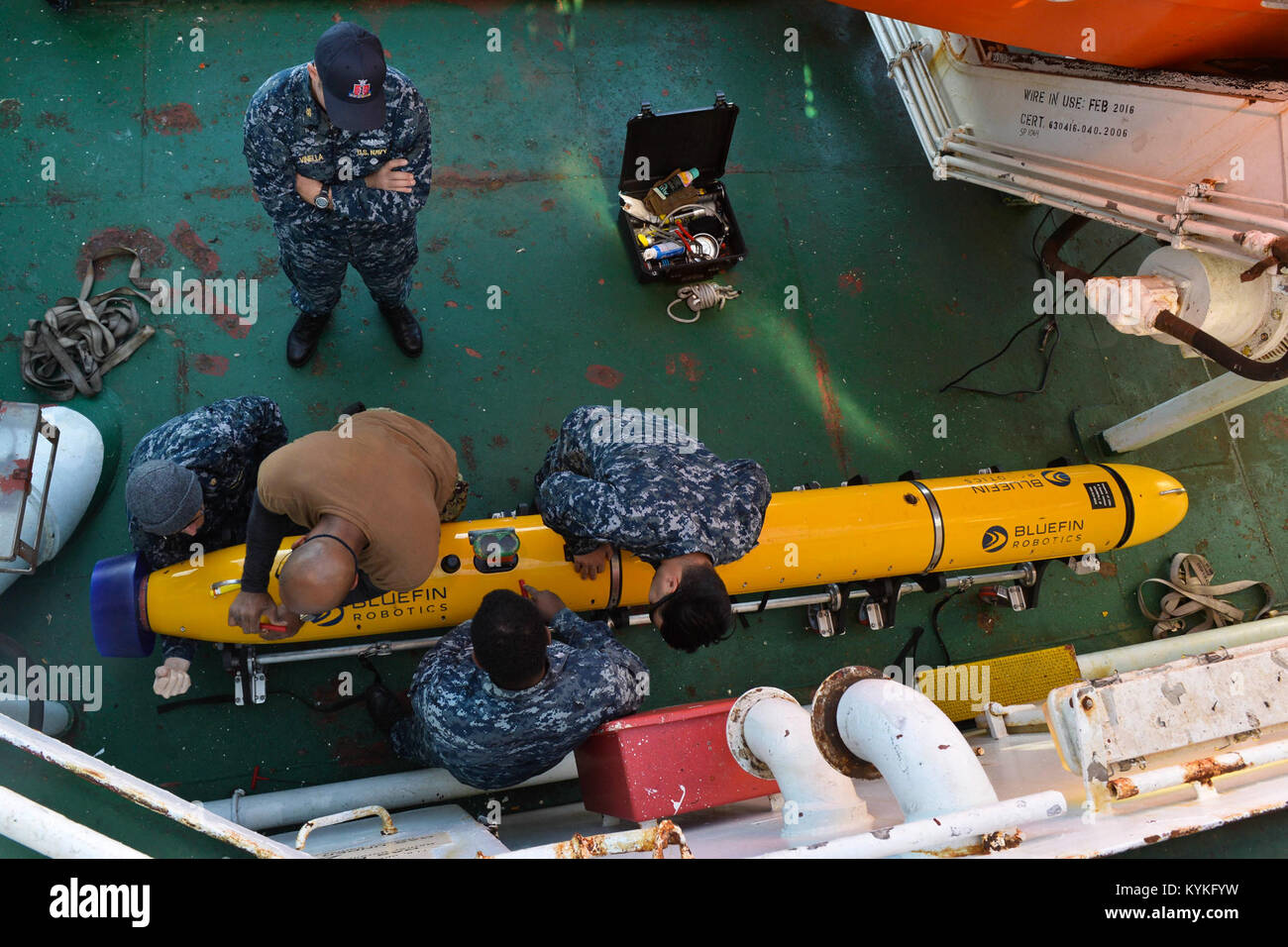 171125-N-TW634-055 OCÉAN ATLANTIQUE (nov. 25, 2017) marins affectés à l'escadron de véhicules sous-marins téléguidés 1 UUVRON (1), se sont mobilisés avec commande de sauvetage sous-marin (URC), effectuer la maintenance d'un thon-12D, un véhicule sous-marin sans pilote, à bord du navire de soutien de la construction norvégien Skandi Patagonia près de prises non déclarées de sauvetage de sous-marins de la chambre. Commande de sauvetage sous-marin de la Marine américaine, la seule unité de sauvetage de sous-marins, est mobilisée pour soutenir le gouvernement argentin à la recherche et sauvetage pour la marine argentine sous-marin diesel-électrique A.R.A San Juan (S 42). (U.S. Photo de la marine par la communication de masse SP Banque D'Images