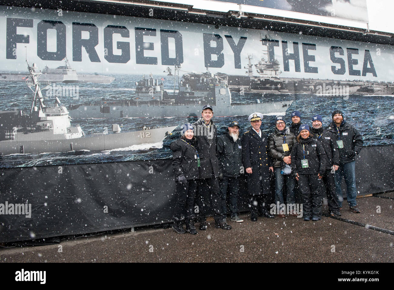 PHILADELPHIA (déc. 9, 2017) Le chef des opérations navales (ONC) Adm. John Richardson pose pour une photo avec l'équipe de la nouvelle signature de la marine, "forgé par la mer", dans un bureau de recrutement pour la Marine à l'affichage 2017 Army-Navy Football jeu de Philadelphie. C'était la 118e réunion entre l'académie navale des États-Unis et les aspirants de l'armée américaine Academy Black Knights, avec la défaite de l'Armée Marine 14-13. (U.S. Photo par marine Spécialiste de la communication de masse 1re classe Nathan Laird/relâchée)171209-N-A895-071 Banque D'Images