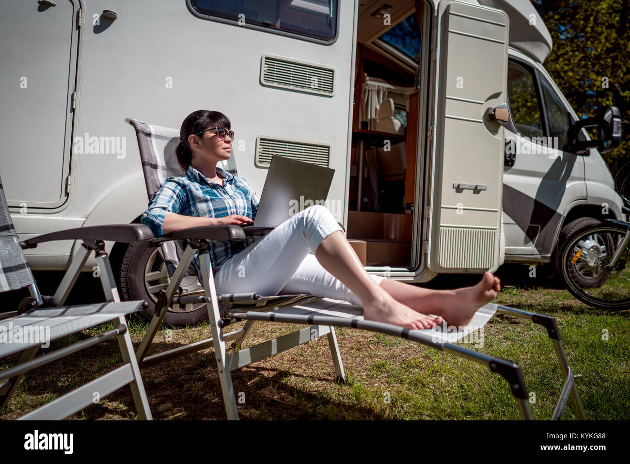 Femme se détend et lit un livre près de la voiture caravane camping ..  vacances vacances familiales vacances, voyages voyage en camping-car Photo  Stock - Alamy
