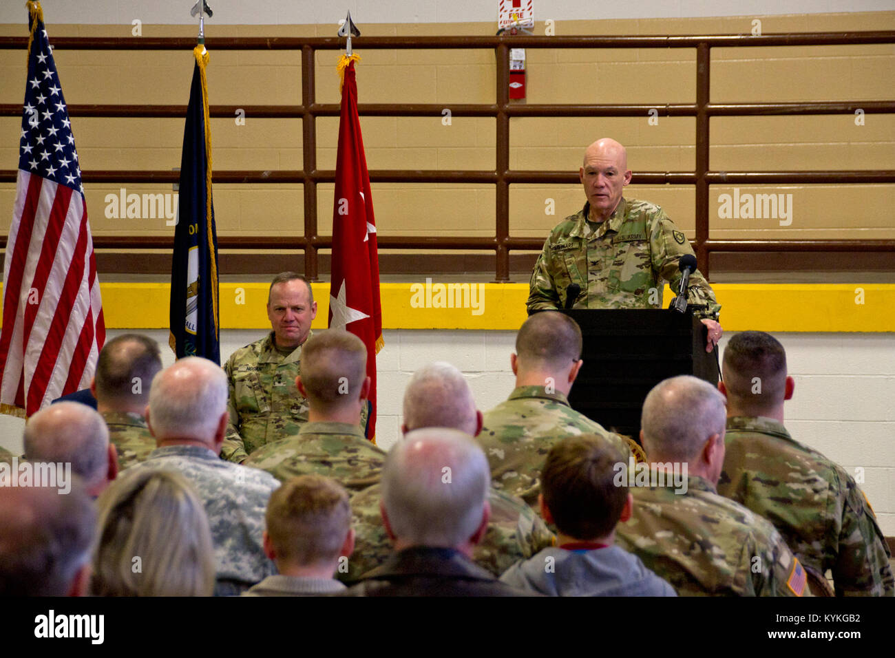 Le colonel Alexander Stewart parle de soldats avec la 613e au cours d'un détachement Installations Ingénieur cérémonie de départ à Springfield, Ky., janv. 4, 2018. (U.S. Photo de la Garde nationale par le sergent. Raymond Scott) Banque D'Images