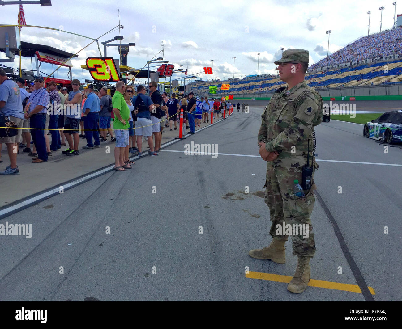 La CPS. Parker Brown avec le 2e bataillon du 138e d'artillerie sur le terrain fournit la sécurité sur la route de la fosse Kentucky Speedway à Sparte, Ky., 9 juillet 2016. (U.S. Photo de la Garde nationale par le sergent. Raymond Scott) Banque D'Images