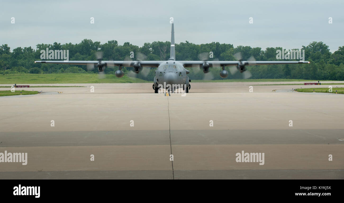 Un Air National Guard C-130 Hercules en taxis MidAmerica St. Louis Airport de Mascoutah, Illinois, le 5 août, 2013, dans le cadre de l'exercice d'allégement de la passerelle, une commande de transport aux États-Unis tremblement-réponse-scénario. La California Air Guard's 123e groupe d'intervention d'urgence se joint à l'armée américaine en service actif du 689th Port rapide de l'élément d'ouverture Fort Eustis, Va., de se lever et de l'exploitation d'un groupe de travail mixte, qui combine ouverture Force-Port une antenne de l'Armée de l'Air Port de débarquement avec une armée et de camionnage de l'unité de distribution. Le port aérien assure la bonne circulation o Banque D'Images