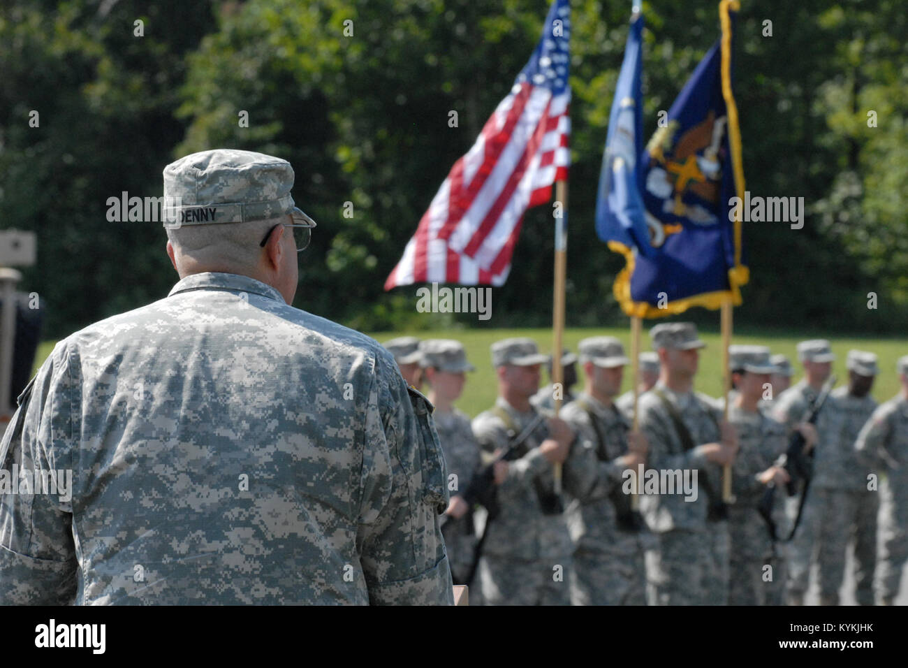 Le colonel Lamberton Hal a pris le commandement de la 238e régiment durant une cérémonie de passation de commandement à la Wendell H. Ford Centre de formation régional à Greenville, Ky., 7 septembre 2013. (U.S. Photo de la Garde nationale par le sergent. Raymond Scott) Banque D'Images