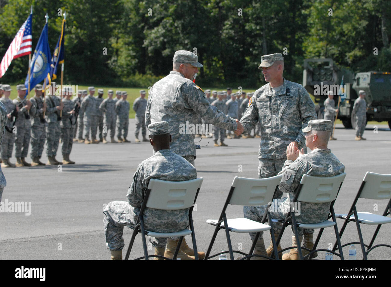 Le colonel Lamberton Hal a pris le commandement de la 238e régiment durant une cérémonie de passation de commandement à la Wendell H. Ford Centre de formation régional à Greenville, Ky., 7 septembre 2013. (U.S. Photo de la Garde nationale par le sergent. Raymond Scott) Banque D'Images