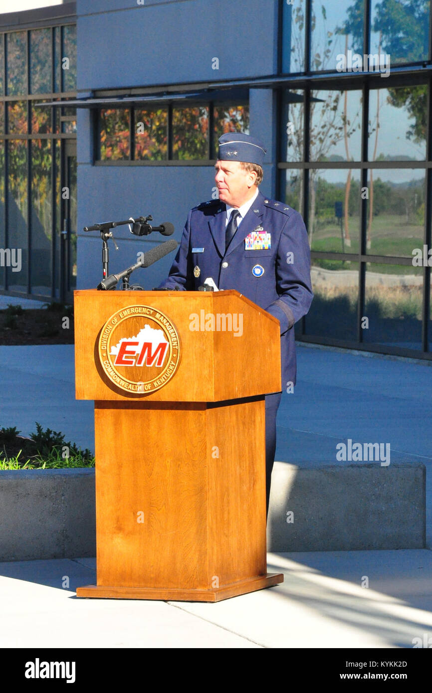 Gouverneur du Kentucky Steve Beshear et adjudant général, le Major-général Edward W. Tonini a aidé à l'inauguration du nouveau Centre des opérations d'urgence du Commonwealth à Frankfort, Ky., 21 oct., 2013. (U.S. Photo de la Garde nationale par le sergent. Raymond Scott) Banque D'Images