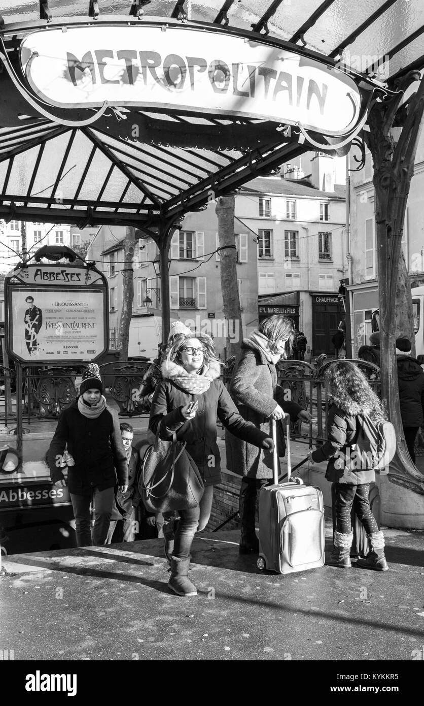 PARIS-JAN 2, 2014 : La célèbre entrée de métro Abbesses, avec une verrière art nouveau conçu par Hector Guimard en 1902. Pa non identifiés Banque D'Images