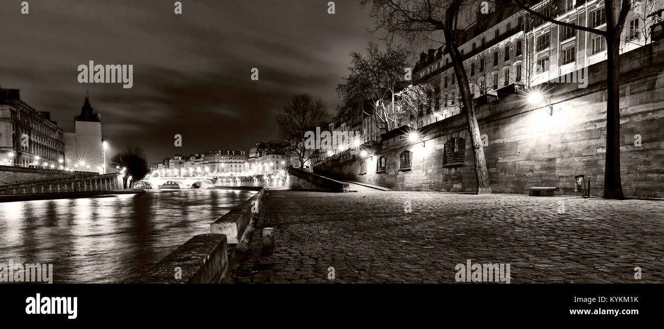 Paris illuminé de scène de nuit le long de la rivière Seine. Noir et blanc. Banque D'Images
