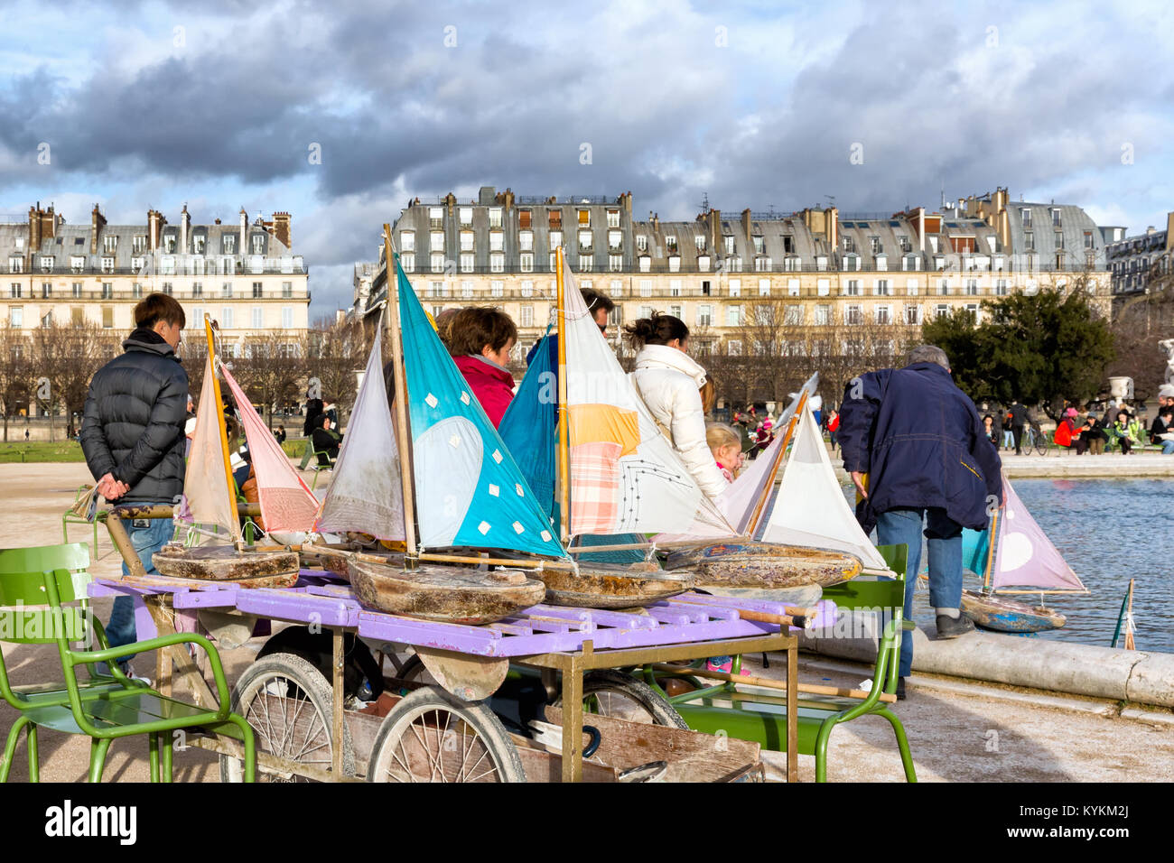 PARIS-JAN 2, 2014 Modèle : voiliers à louer au bord du lac dans le Jardin des Tuileries. La navigation des bateaux en bois est une tradition populaire de chil Parisien Banque D'Images