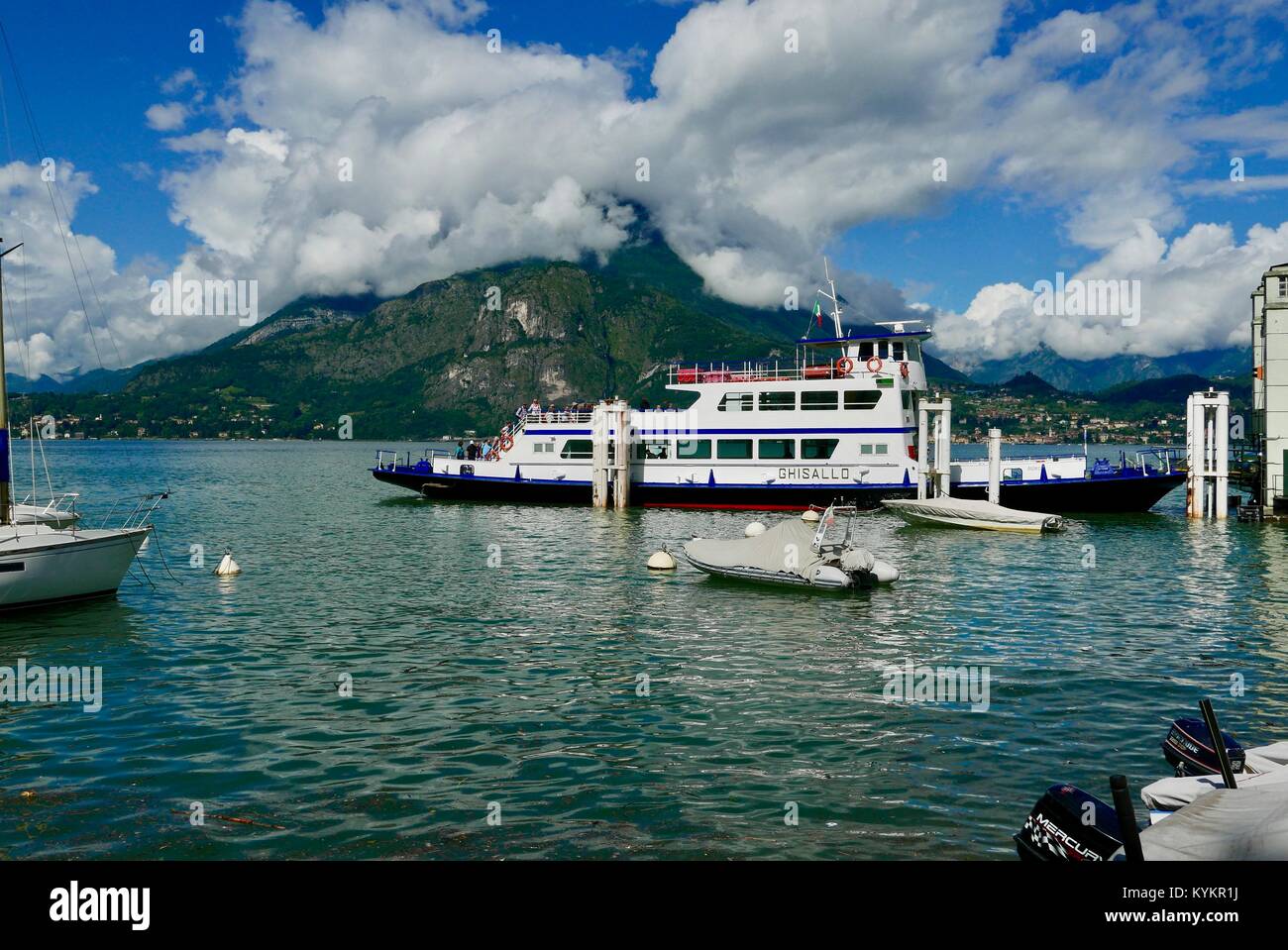 Car-ferry sur le lac de Côme à Menaggio Banque D'Images Car-ferry sur le lac de Côme à Menaggio Banque D'Images