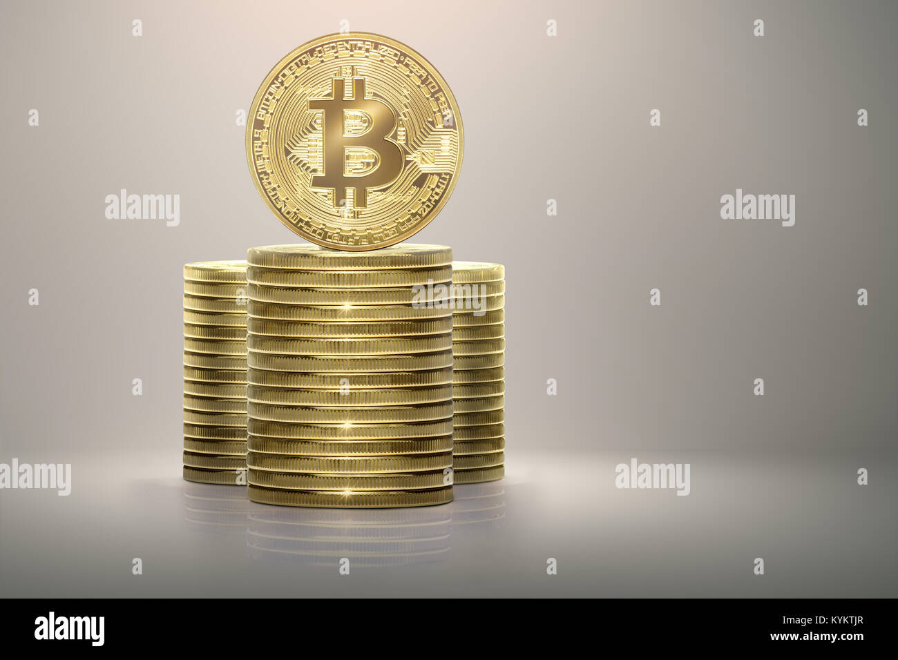 Bitcoin or debout sur pile de pièces en argent sur fond lumineux Banque D'Images