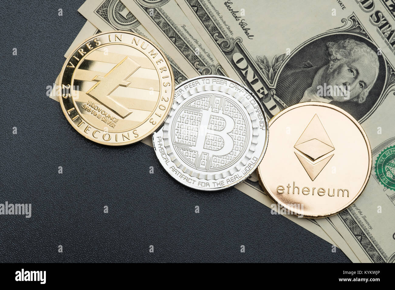 Argent et or cryptocurrency,Bitcoin litecoin,ethereum sur dollar billet sur tableau noir,argent numérique virtuelle sur blockchain concept.financial busin Banque D'Images
