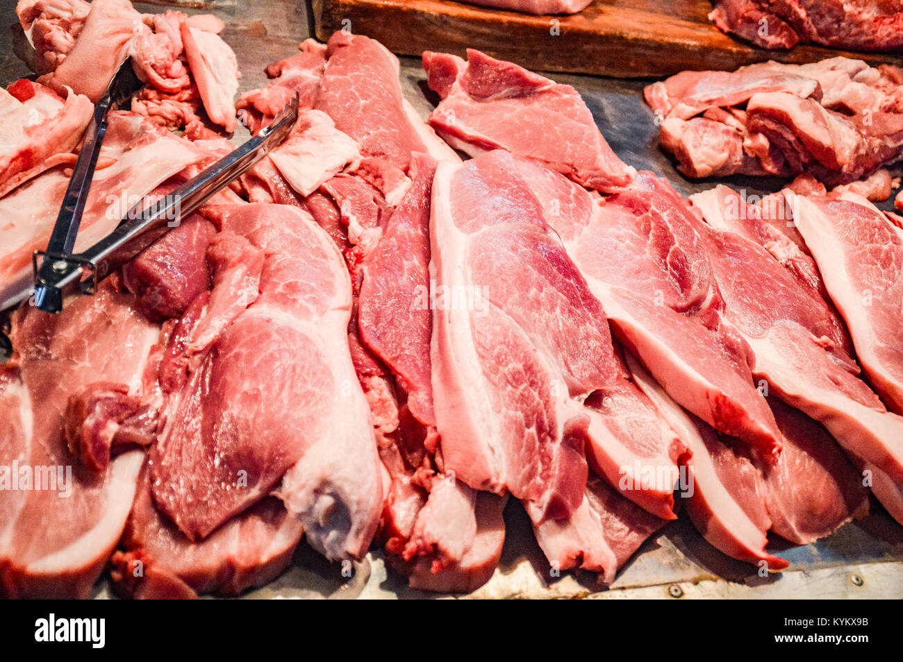 Les coupes de viande de porc chez le boucher Banque D'Images