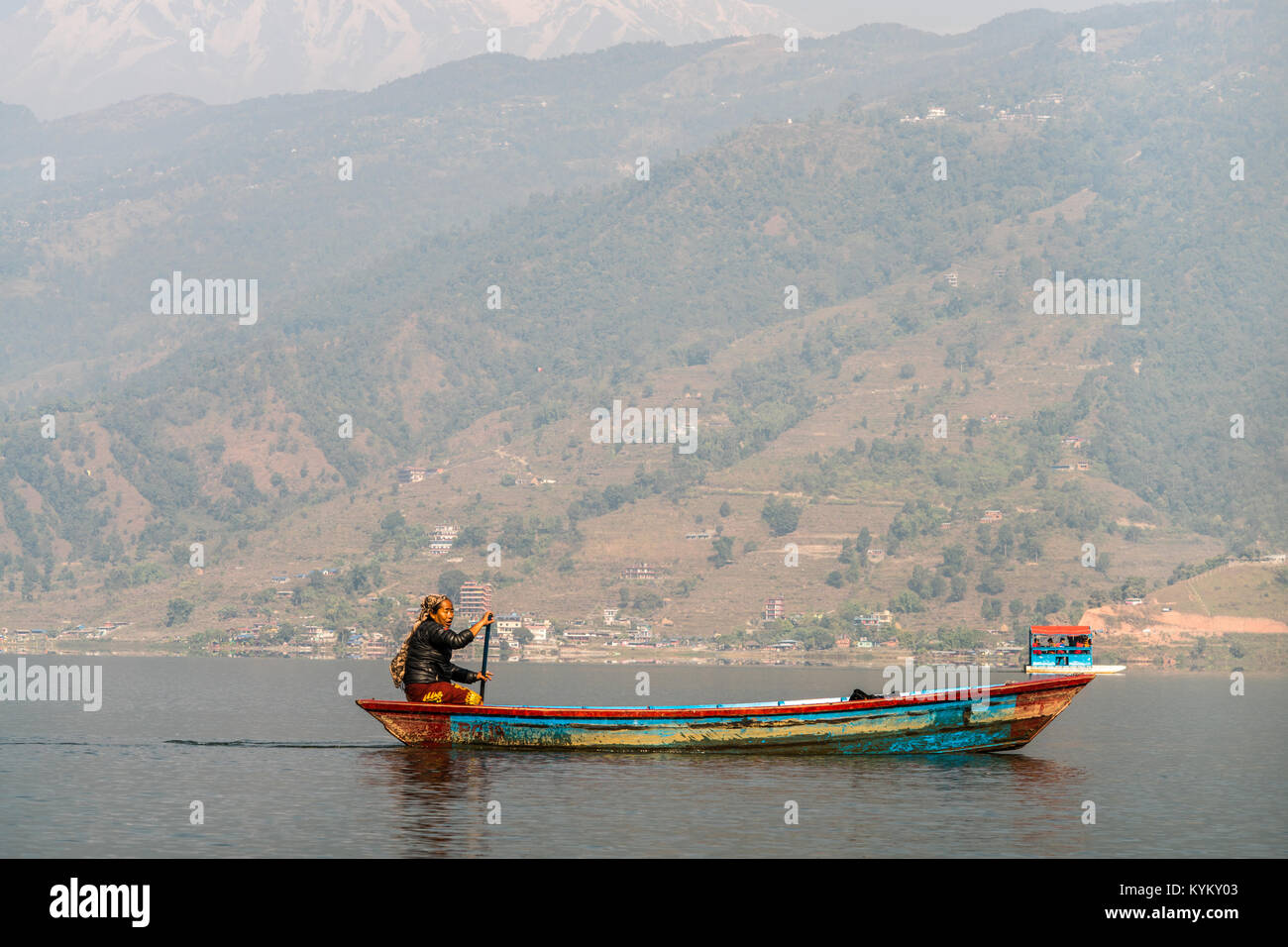 Bateaux colorés dans le Lac Phewa, Pokhara, Népal, Asie. Banque D'Images