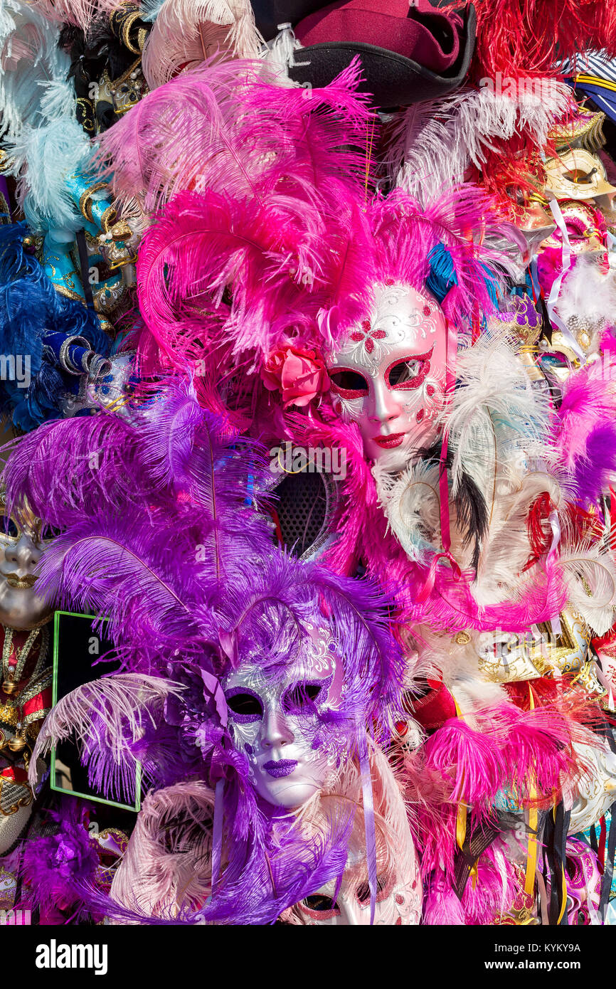 Ornate carnaval chez les plumes colorées à Venise, Italie. Banque D'Images