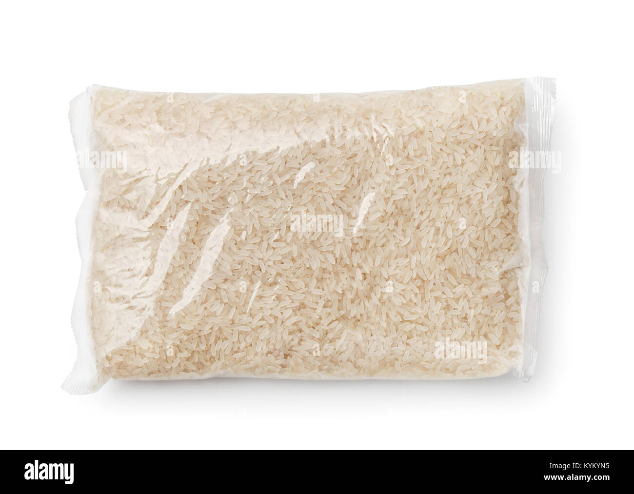 Vue de dessus du riz emballé dans un sac plastique isolé sur blanc Banque D'Images