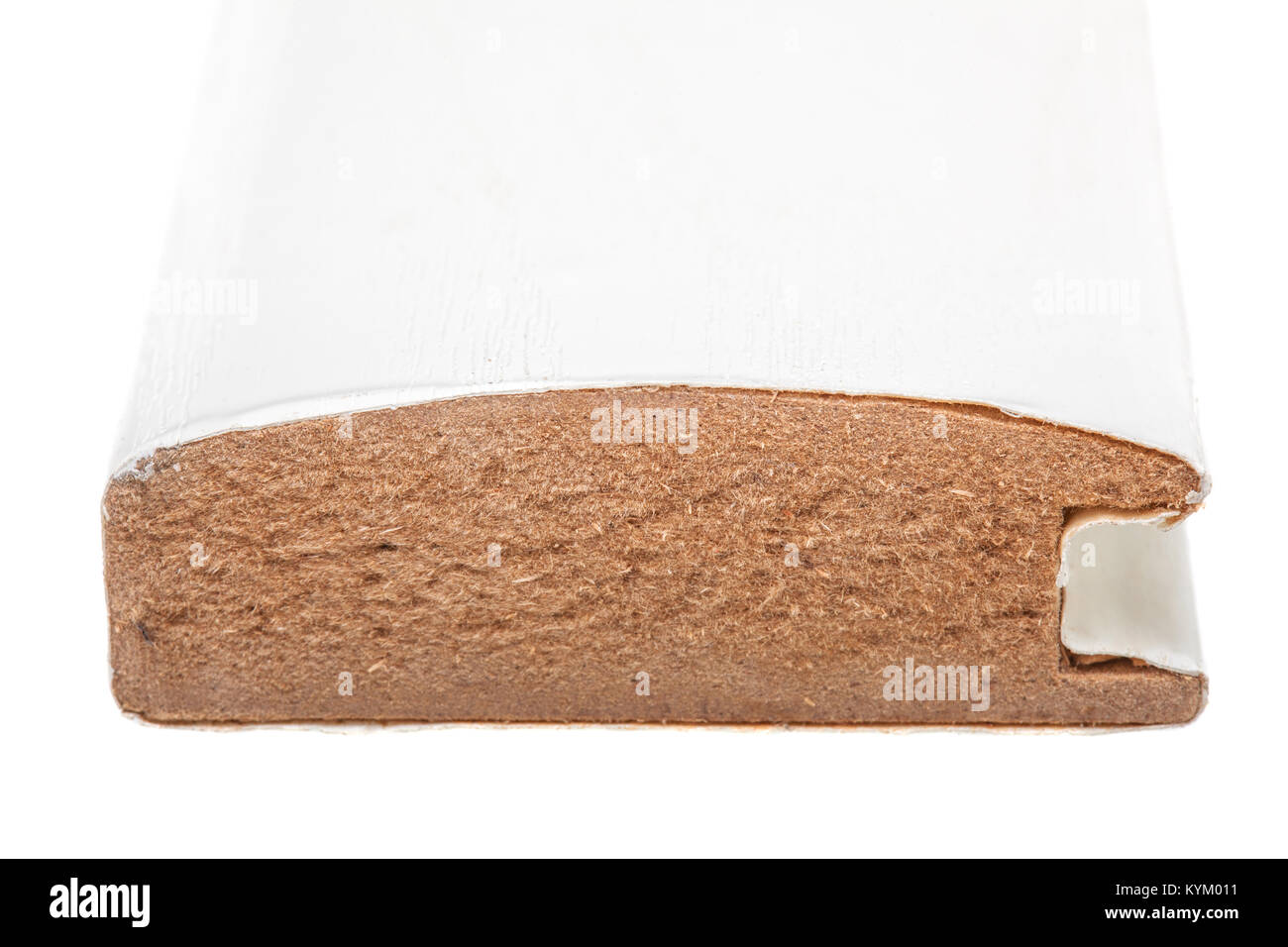 Moulage long blanc en mdf, contre fond blanc Banque D'Images