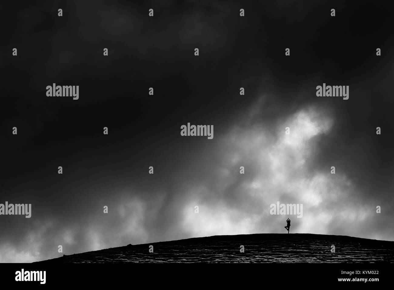 Magnifique coucher de soleil sur le lac Prashar, Mandi, Himachal Pradesh, Inde Banque D'Images