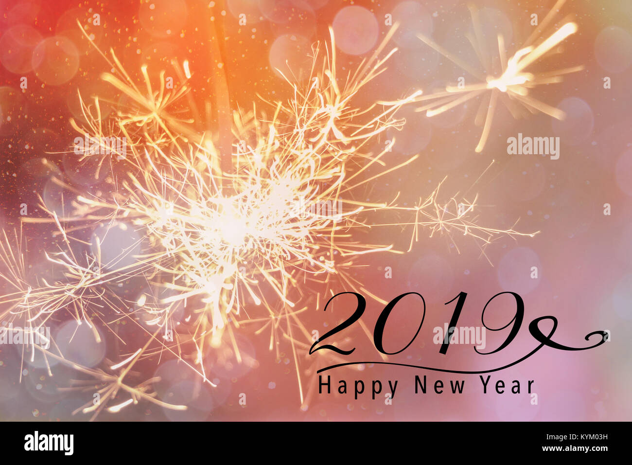 Les cierges magiques contre un fond rose avec effet de flou et de chute de neige. Bonne Année 2019 citation. Banque D'Images