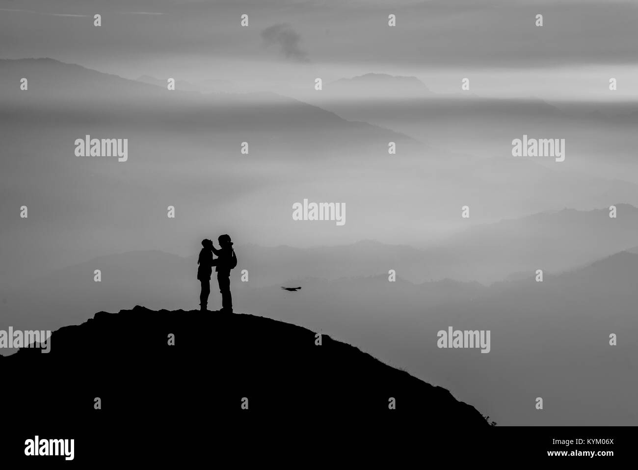 Magnifique coucher de soleil sur le lac Prashar, Mandi, Himachal Pradesh, Inde Banque D'Images