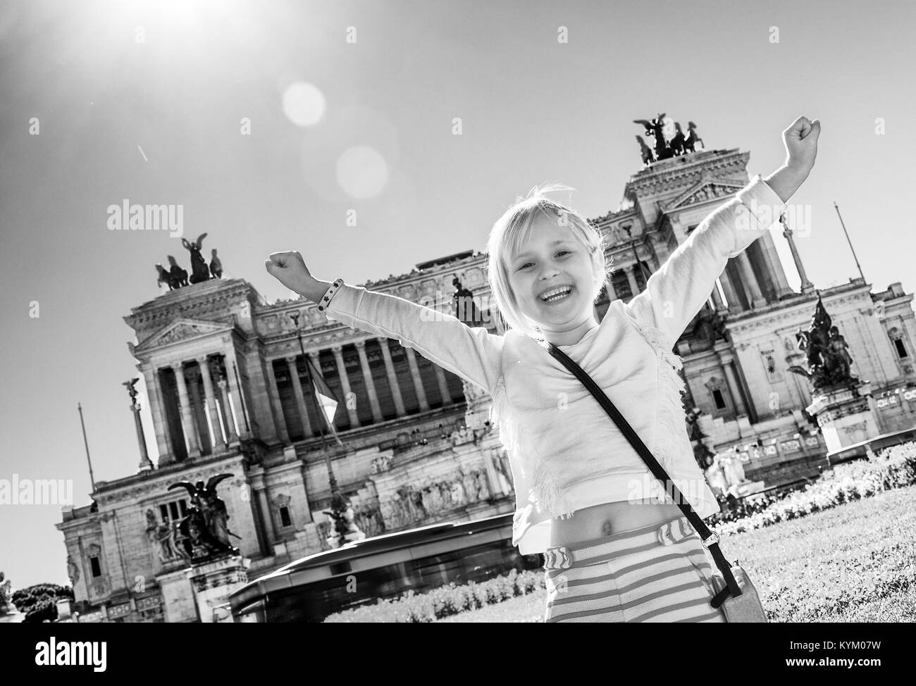 Vacances romaines. smiling enfant élégant à l'avant du Palais de Venise à Rome, Italie réjouissance Banque D'Images